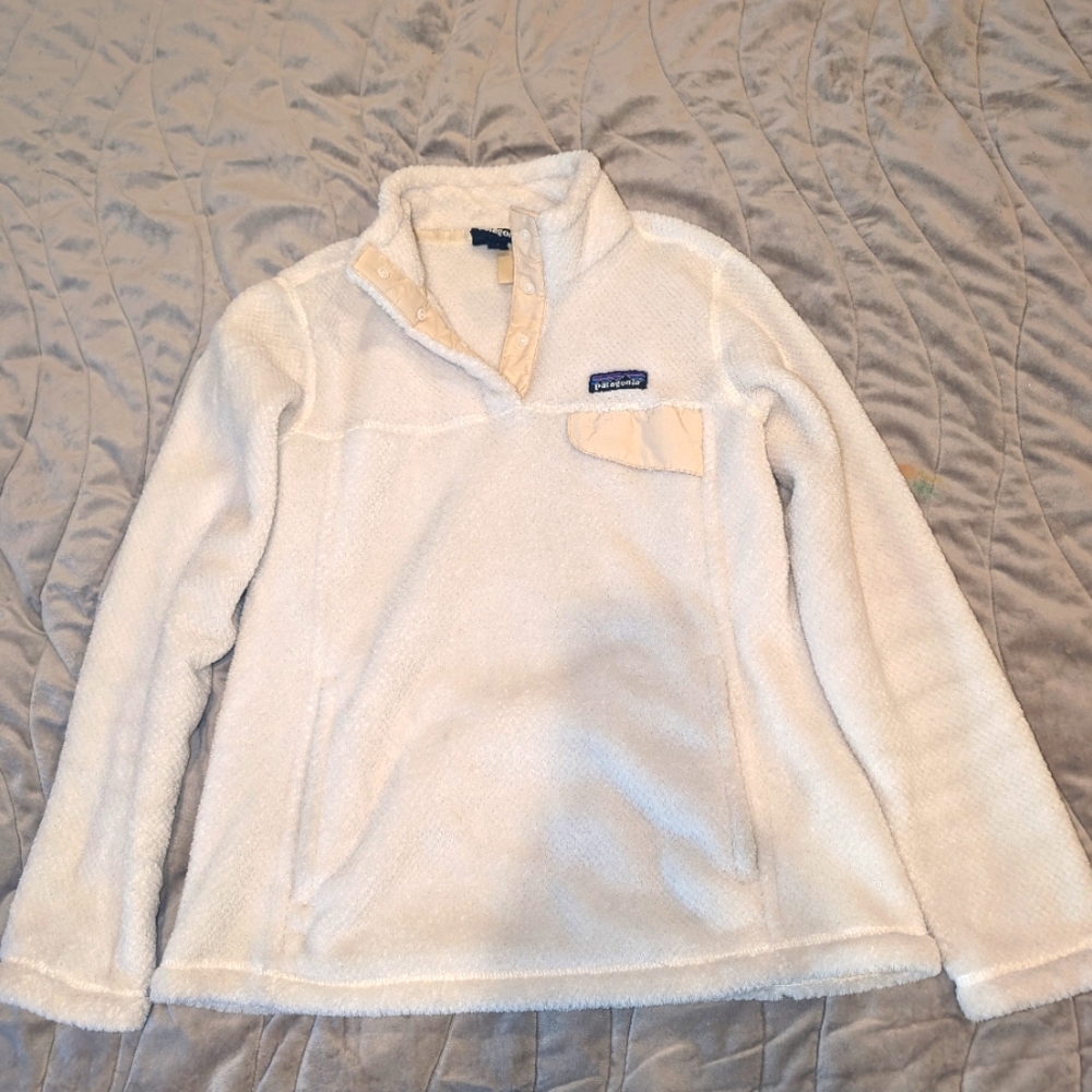 White Fuzzy Patagonia Sweter
